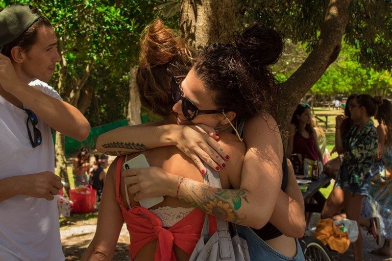 Necesito ayuda Marta Caparrós abrazando a una estudiante en Australia